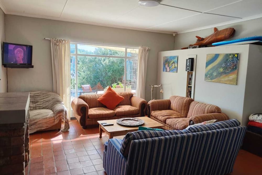 Cannon Rocks House | Tranquil 3-bedroom house with WiFi in Boknes Strand in the bush