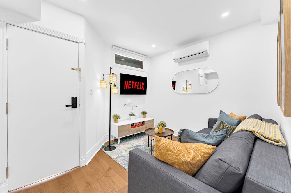 Upper Beaches House | Charming 1-bedroom house with AC, 5 mins to the beach, Fast Wifi