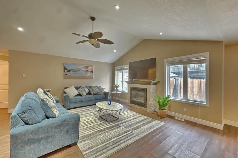 Grand Bend House | Walk to Grand Bend Main Beach | Sleeps 8 | Family Friendly | Heart of Grand Bend