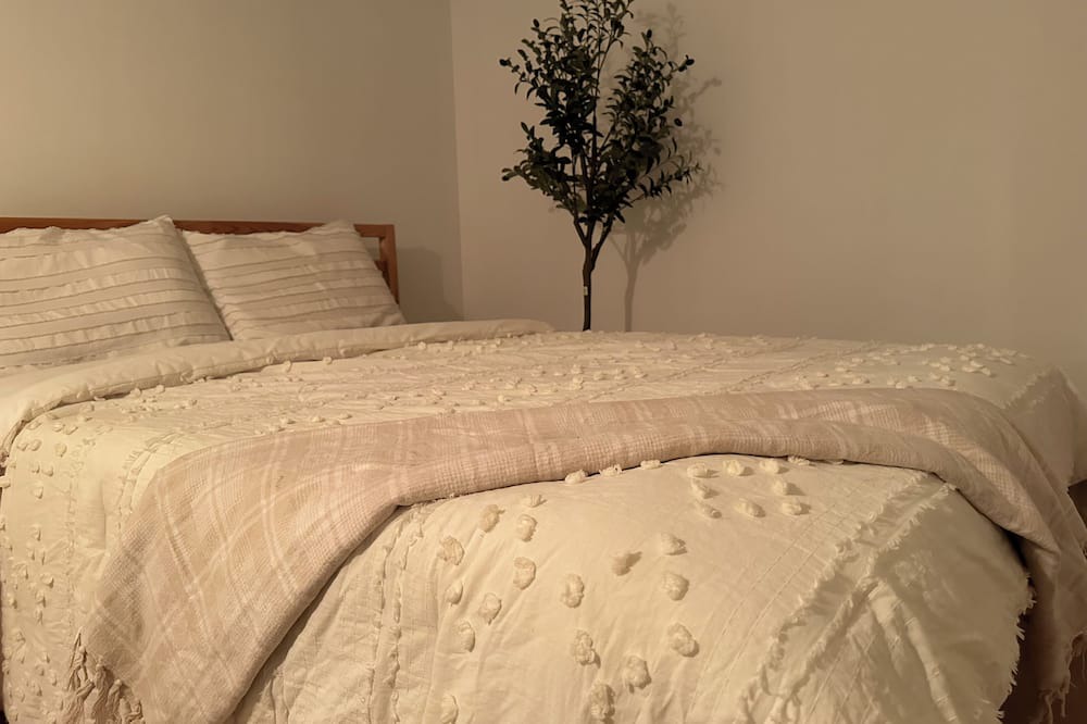 Alderwood House | Modern stay Minutes from YYZ and Rogers Centre with own washroom&kitchen
