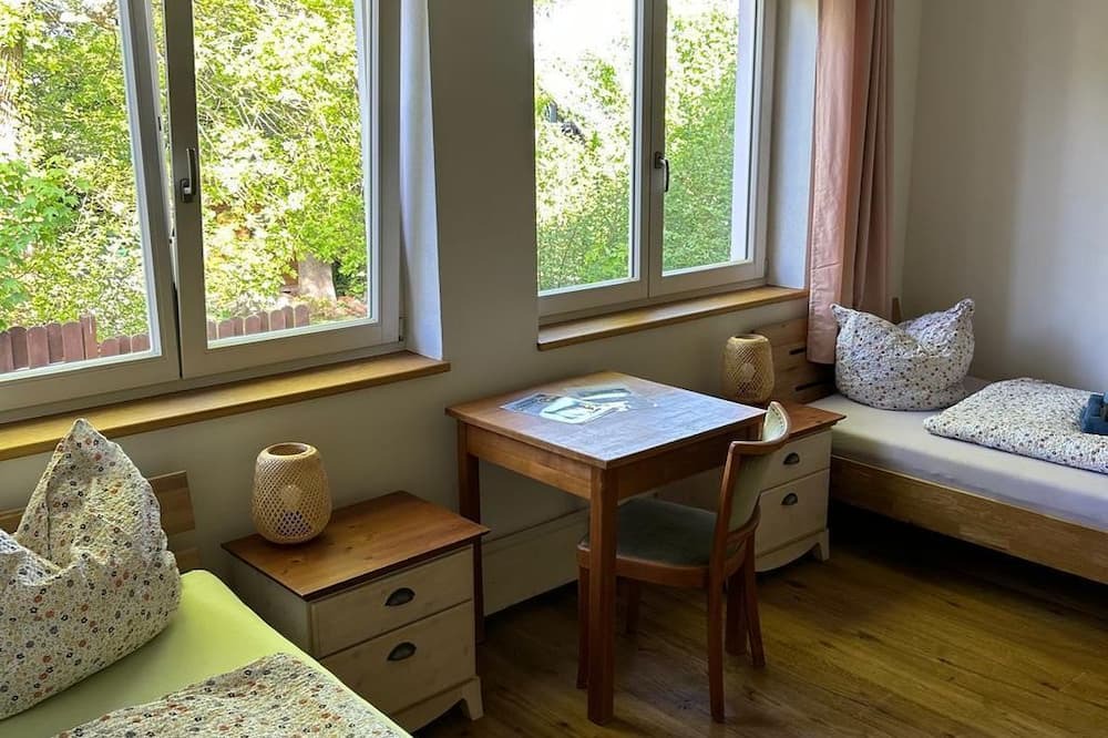 Flammersfeld House | 2-bed room Walnut with bathroom "on suite" - Guest and seminar house Mensch und
