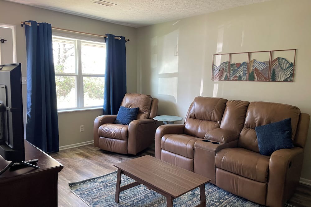 Madisonville Apartment | Charming 2-bedroom apartment near sports complex Madisonville