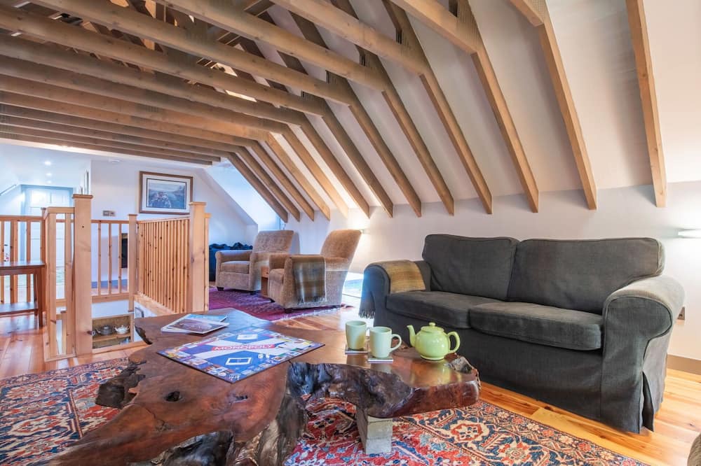 Invermoriston House | Stunning private villa for 6 guests with WIFI, TV and parking