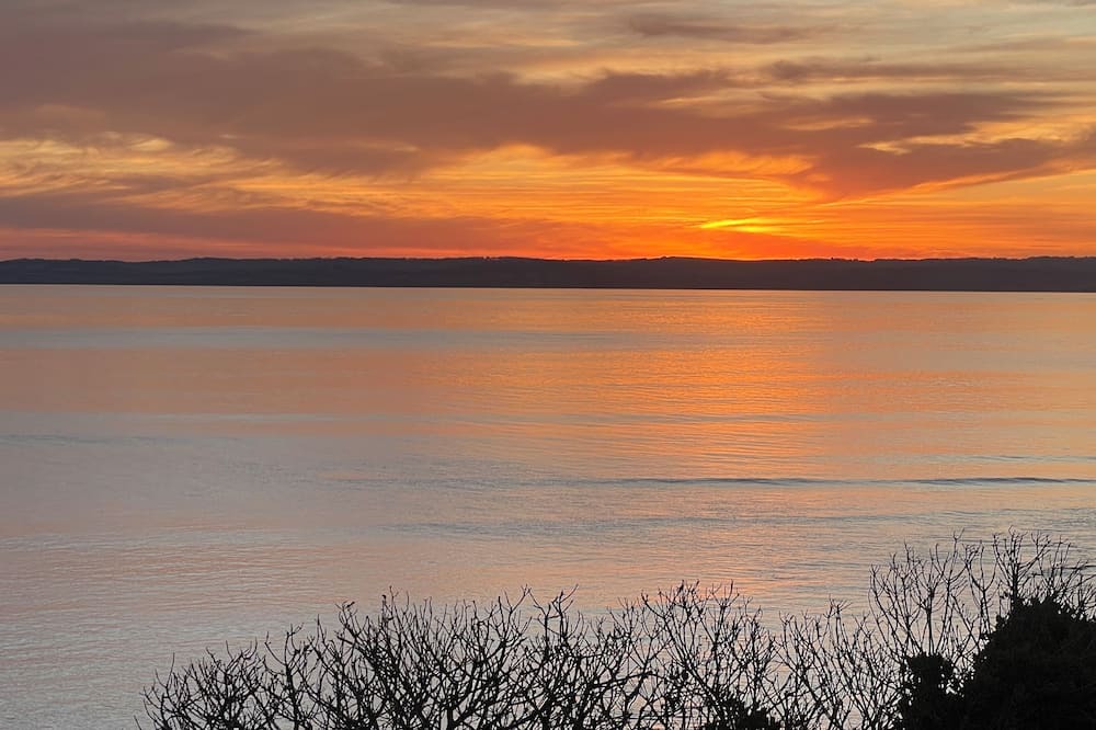 Cowes Apartment | Beachfront apartment with spectacular ocean views.