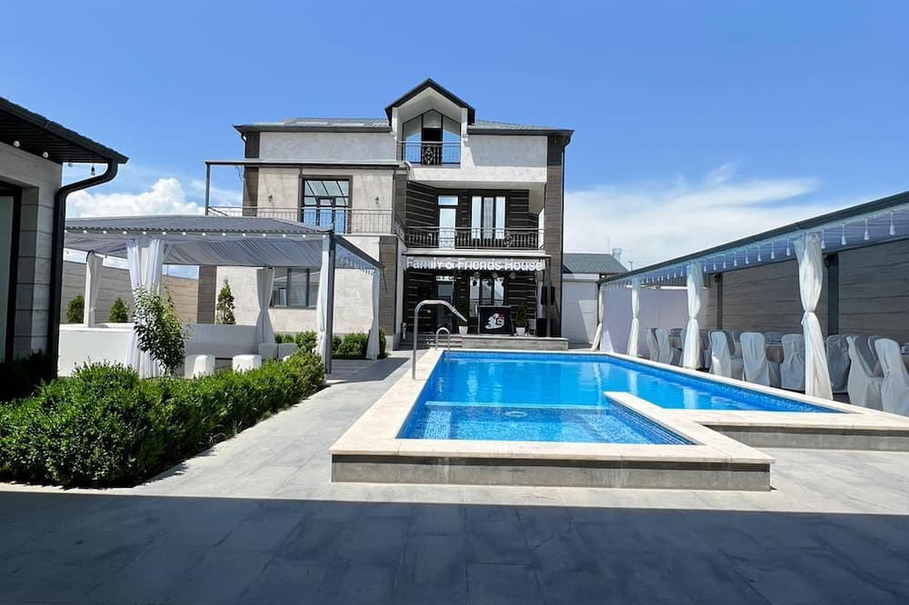 Oshakan House | Family & Friends House