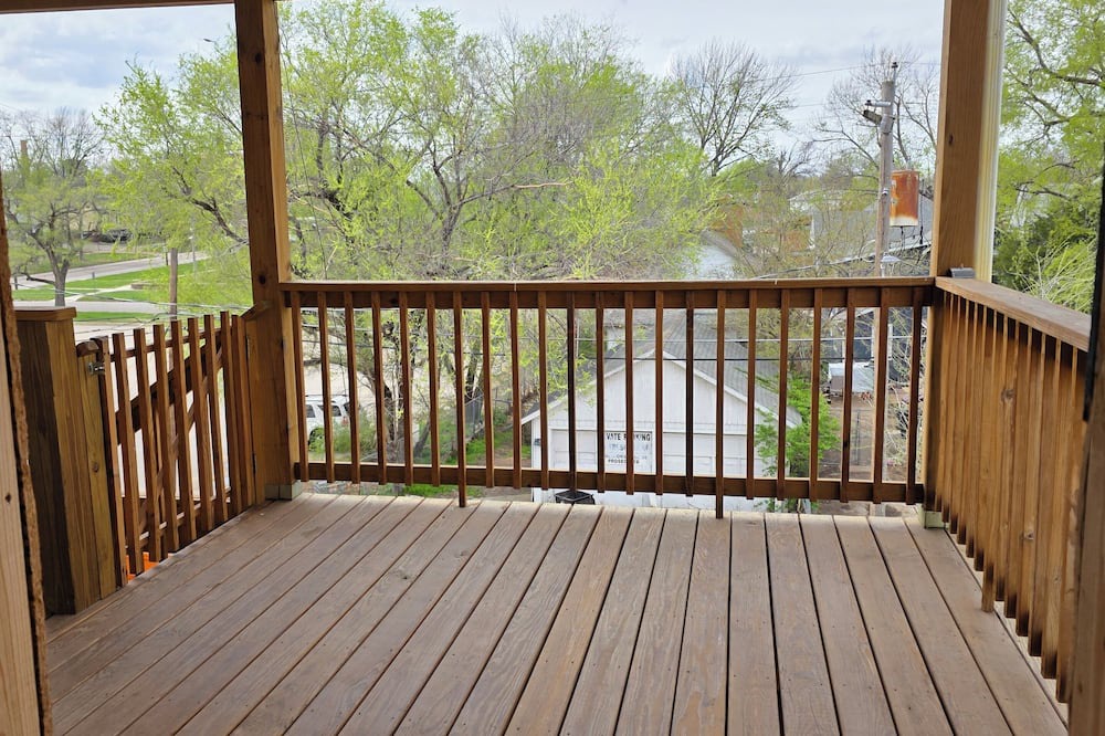 Topeka Apartment | Beautifully Renovated 1 Bed, 1 Bath, Pet-Friendly Apt, 2 Blks From State Capitol