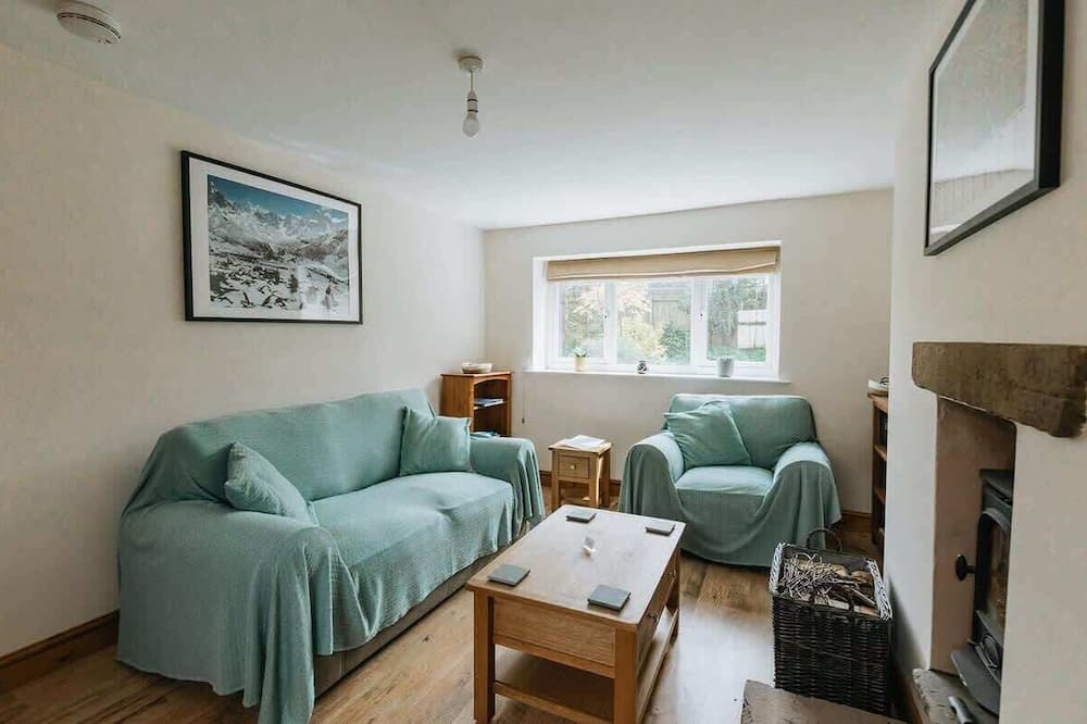 Welton House | Elm House Cottage: Charming Country Cottage with Log Burner