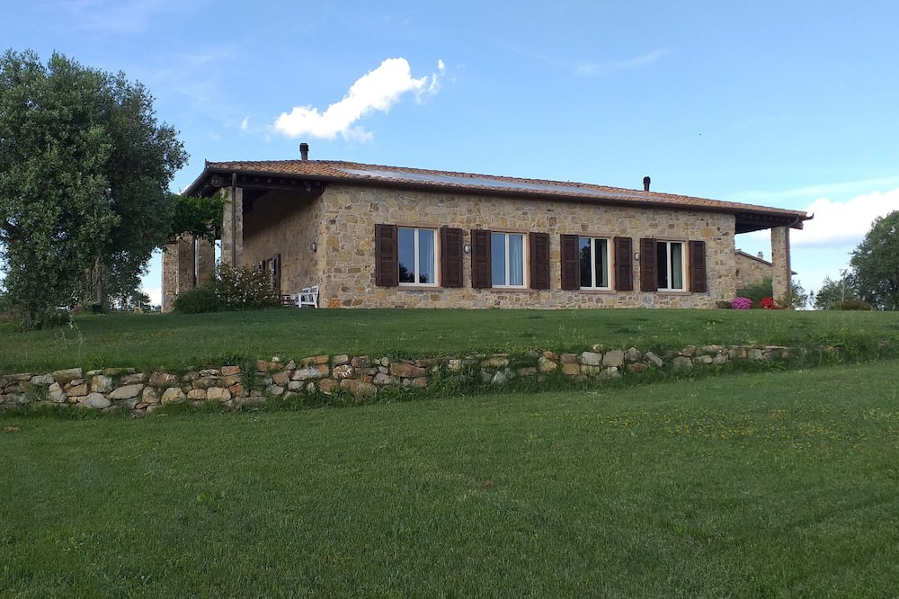Magliano in Toscana Apartment | Farmhouse in the countryside with magnificent sea view, ideal for families with 4 paws