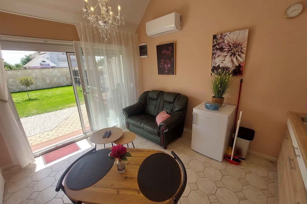 Buk Apartment | Holiday apartment on the ground floor, well-equipped kitchen and a view of the garden