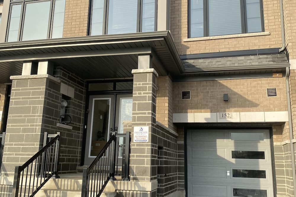 Vaughan Bed & Breakfast | 3BR Getaway in Kleinburg, Vaughan, Built in 2024 — Stylish Comfort Awaits You!