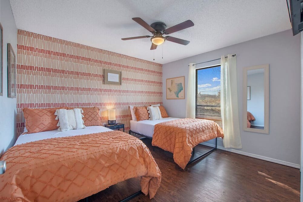 Arlington House | Walk to the Stadiums | 4 Beds | Garage Parking
