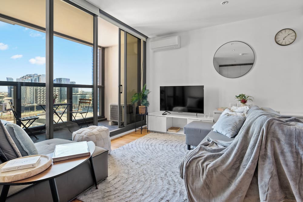 Melbourne Central Business District Apartment | Cozy 2BR | amazing views + pool & gym (accommodates 6 people)