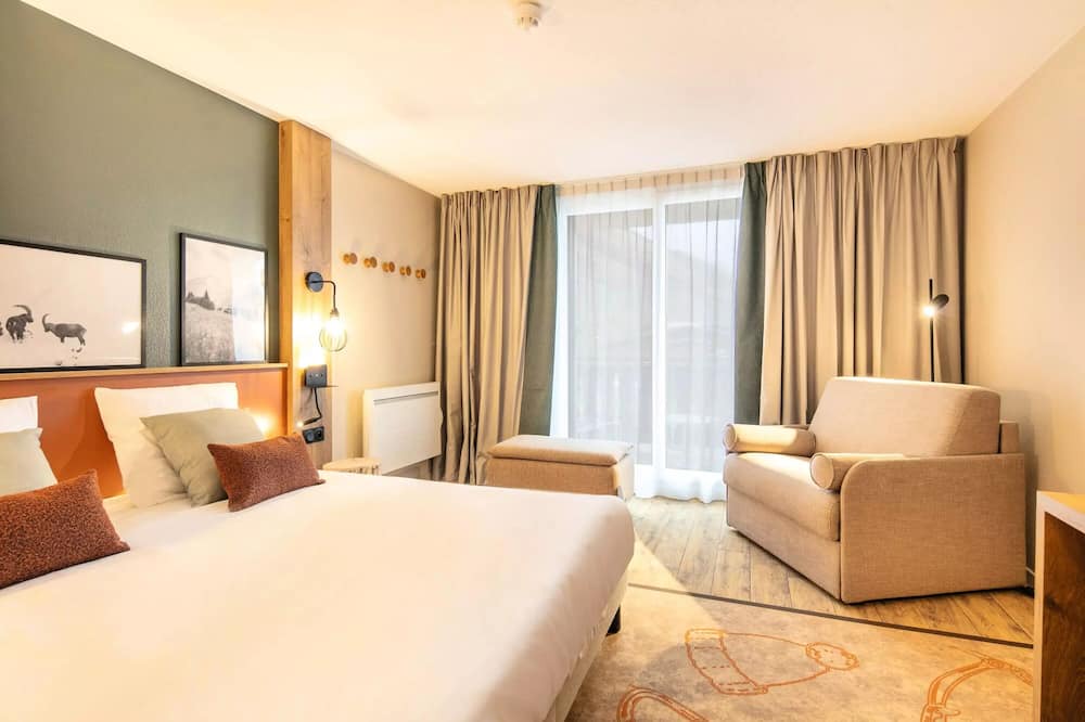 Mont-de-Lans Apartment | Belambra Clubs Les 2 Alpes Les Crestes - All inclusive - Premium Room 2 Adults and 2 Children Room Night View Impregnable