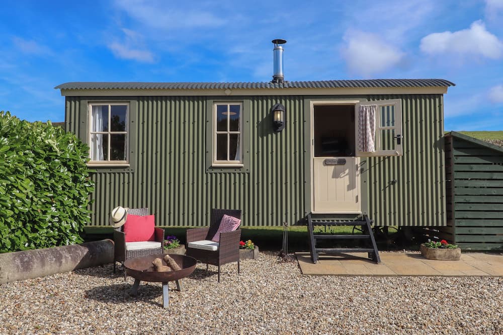 Kennerleigh Cottage | SHEPHERDS BLISS, romantic, with hot tub in Cheriton Fitzpaine