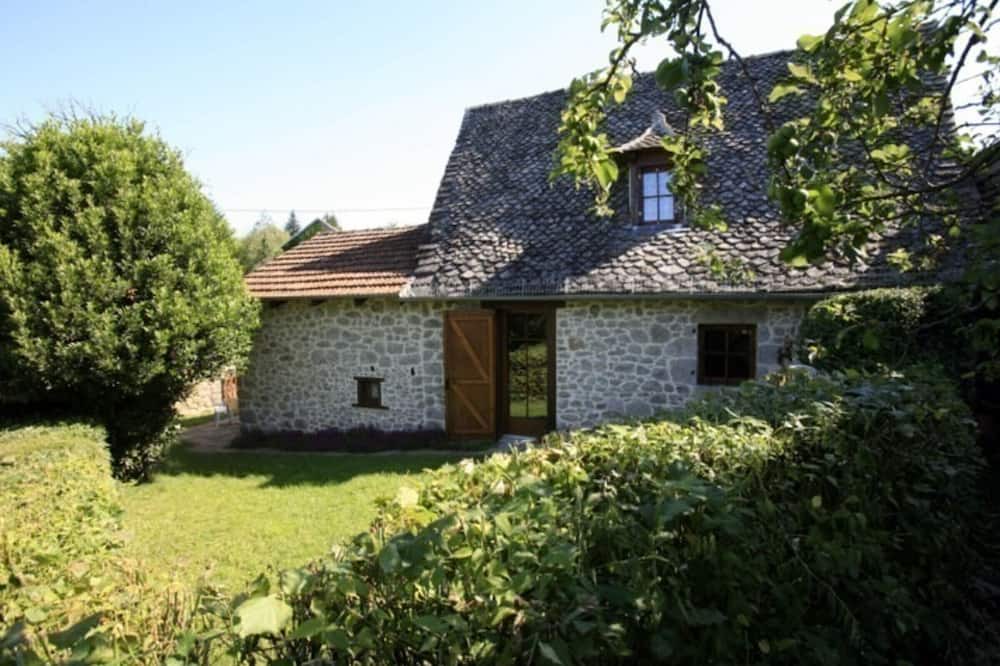 Mourjou Cottage | Charming house with garden, 2 bedrooms, pets allowed, in Mourjou