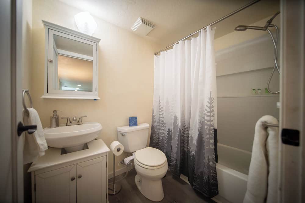 Vernon Apartment | Charming apartment in fantastic Portland with WiFi, AC