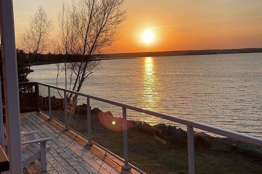 Chatham Cottage | Beautiful two-bedroom waterfront cottage. Unbelievable Sunsets.