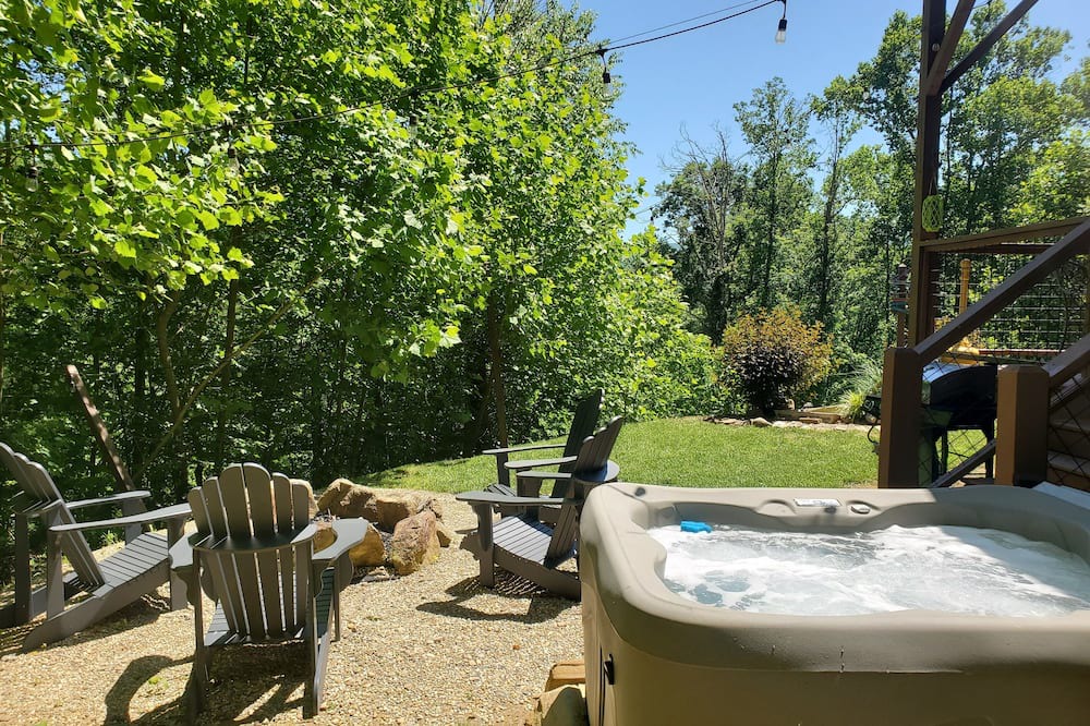 Whittier Cabin | You found the perfect vacation cabin, stop scrolling! Hot tub and Views, dogs ok