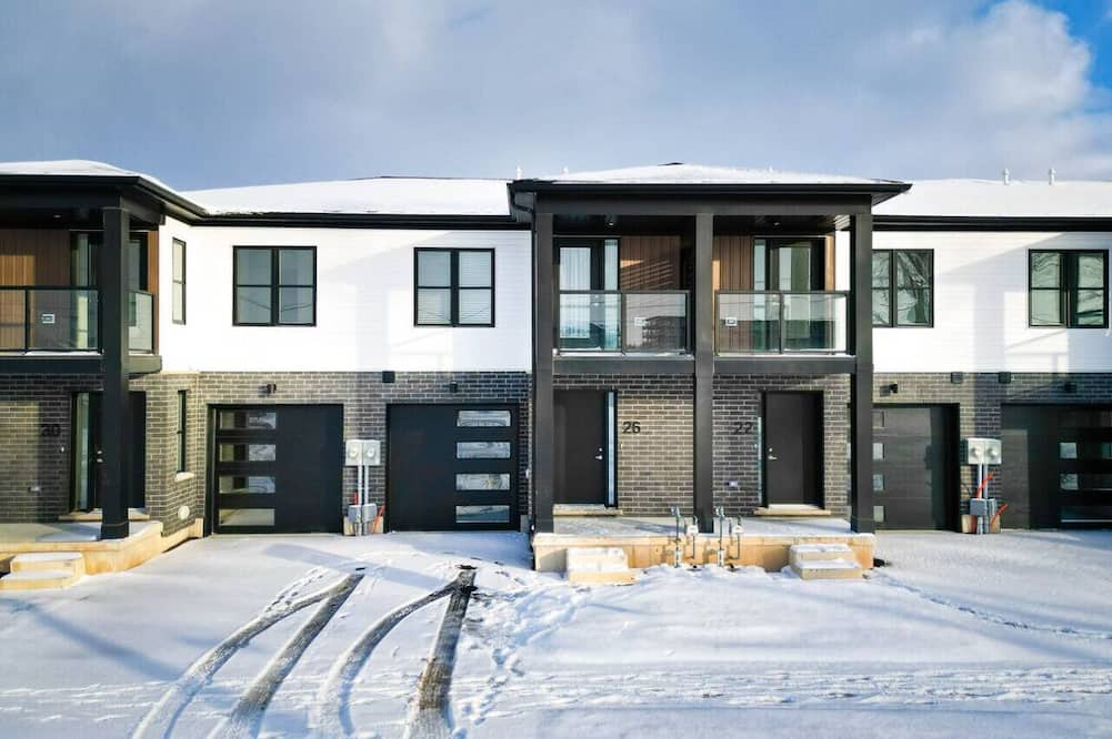 Welland House | Family Friendly Canal Front 3BR with BBQ and Sleeps 8 guests