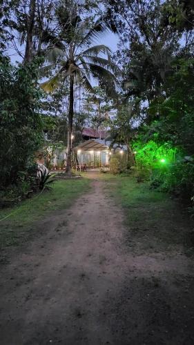 Kuzhuppilly House | Green Finch Lake View Garden Residency