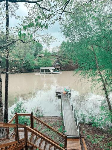 Crane Hill House | Pet Friendly! Lakefront - Crooked Creek Retreat