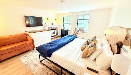 Riverside Suite 303, King Bed