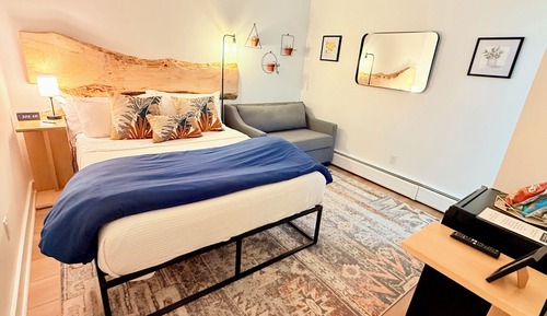 Riverside Suite 103, Queen Bed