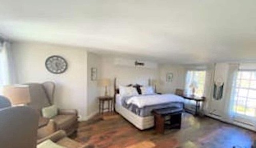 Farmhouse 1, Signature Room, 1 King Bed, Non Smoking
