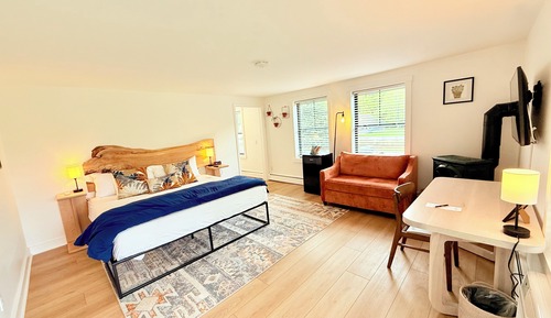 Riverside Suite 301, King Bed