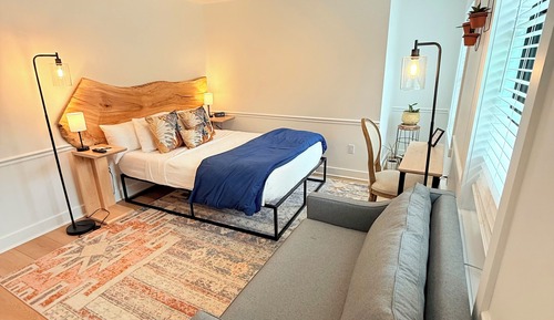 Riverside Suite 205, Queen Bed