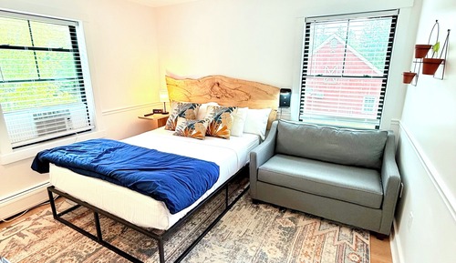 Riverside Suite 206, Queen Bed