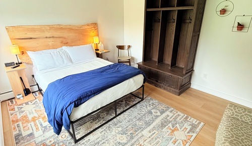 Riverside Suite 302, Pettie Room w/Queen Bed