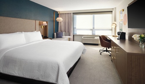 Standard Room, 1 King Bed, Roll-in Shower (Mobility Accessible)