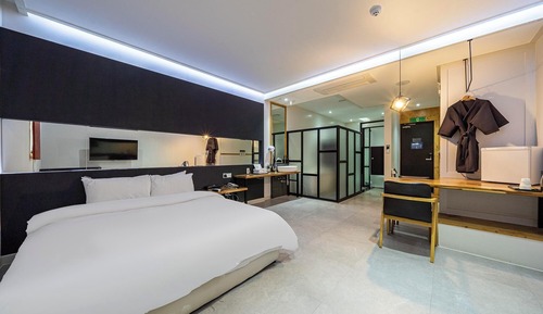 Room (SUITE 3F)
