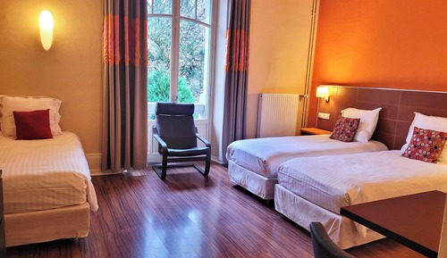 Studio, 3 Twin Beds