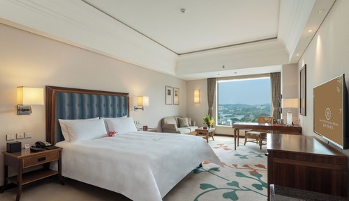 Superior Room, 1 King Bed, Lake View
