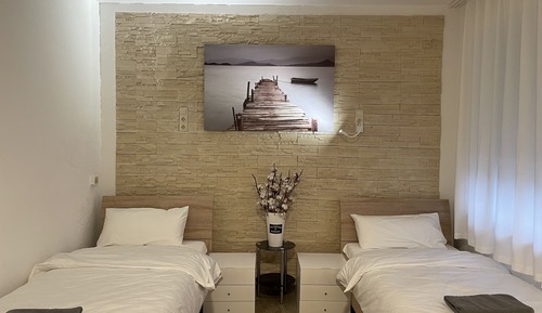 Basic Room, 2 Twin Beds, Shared Bathroom