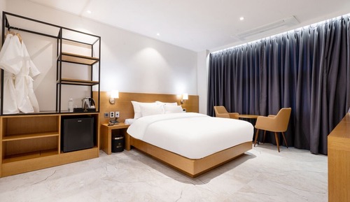 Standard Room, 1 Queen Bed, Non Smoking, Mountain View