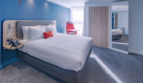 Standard Room, 1 Queen Bed (with Free Hot Breakfast)