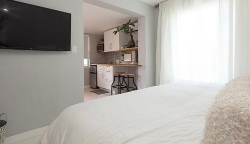 Fresh and modern Studio, 1 King , 1 twin sofa bed, non smoking  (no pool access)