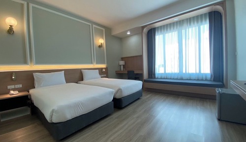 Deluxe Room, 1 King Bed, Non Smoking, Bathtub