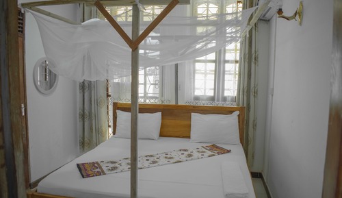 Comfort Single Room, 1 Queen Bed, Private Bathroom