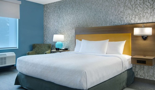 Suite, 1 King Bed, Accessible