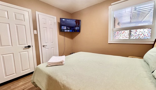 Basic Room, 1 Queen Bed, Shared Bathroom
