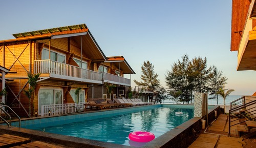 Wooden Cottage Pool view