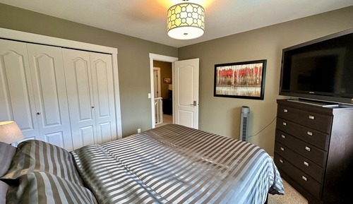 Signature Room, 1 Queen Bed, Pool View