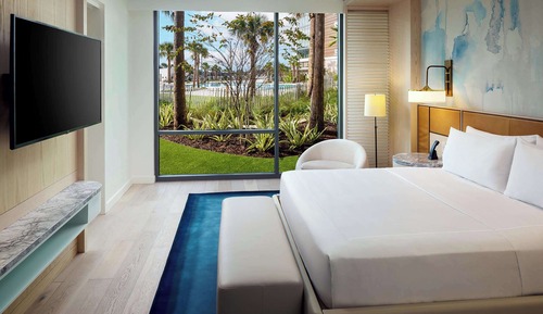 Luxury Suite, 1 King Bed, Poolside