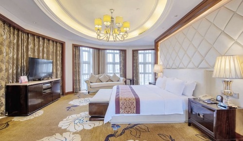 Deluxe Suite, 1 King Bed, Non Smoking, Garden View