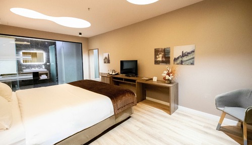Deluxe Suite, 1 King Bed, Non Smoking, Jetted Tub