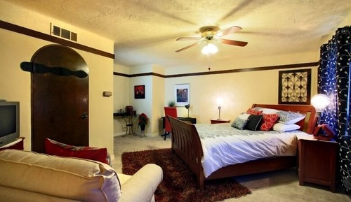 Deluxe Room, 1 Queen Bed (Merlot)